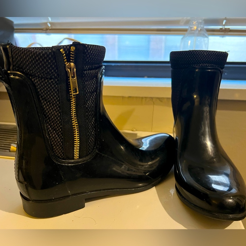 Nine West Rain boots and can be worn in snow. Waterproof.